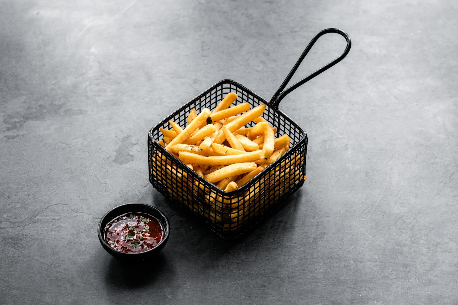 Patatas fritas en una cesta metálica